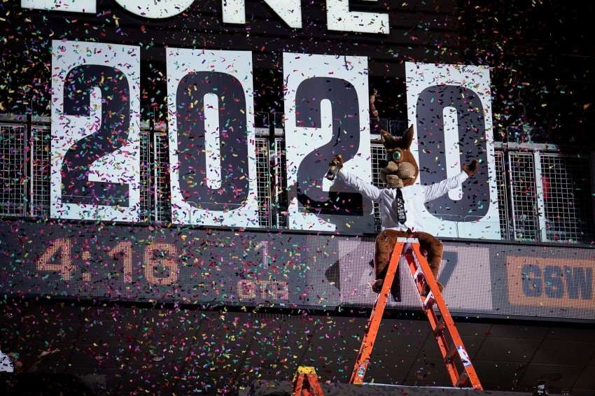 
La mascota del Coyote de los San Antonio Spurs celebra el año nuevo durante un tiempo muerto en la primera mitad de un partido de baloncesto de la NBA | AFP
   