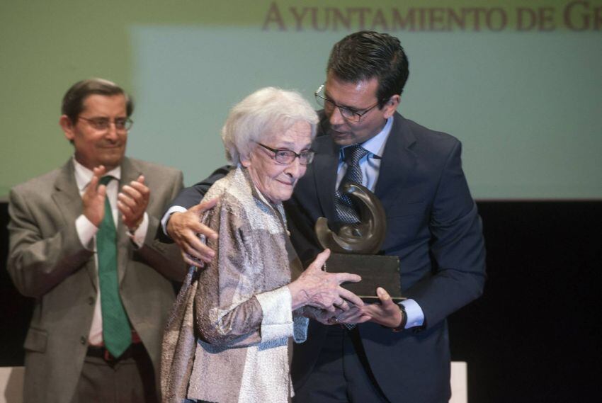 
    Vitale recibiendo el premio García Lorca, el año pasado.
   