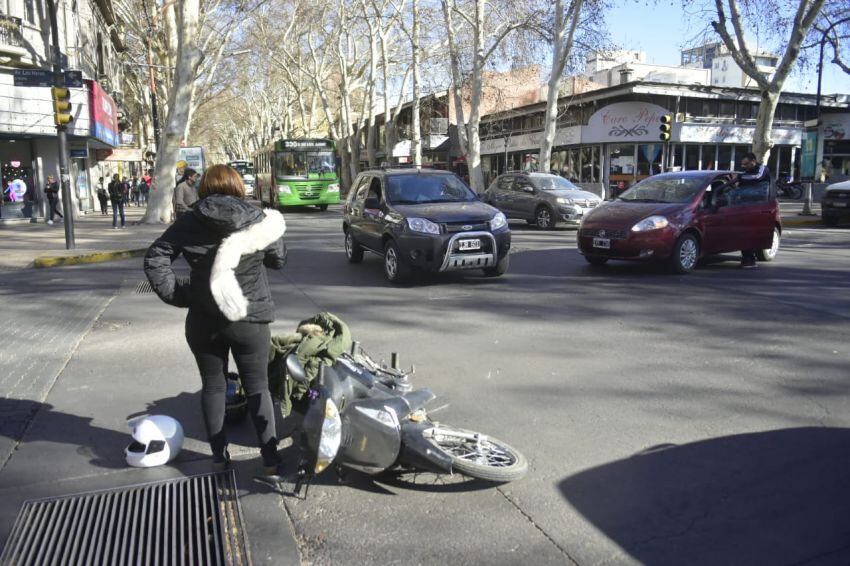 
La motociclistas tras el choque.  | Diego Parés/Los Andes
   