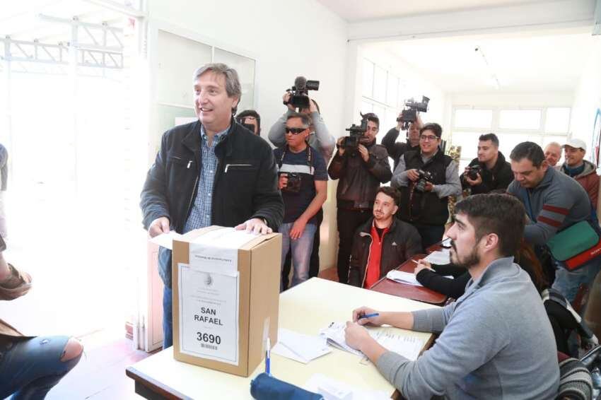 
El intendente Félix votó cerca de la una de la tarde y se mostró más que distendido.  | Gentileza
   