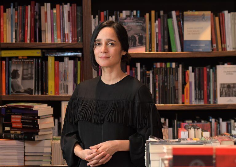 La cantante mexicana Julieta Venegas interpretó en 2018 la obra "Conejo blanco, conejo rojo", en la sala porteña Timbre 4.