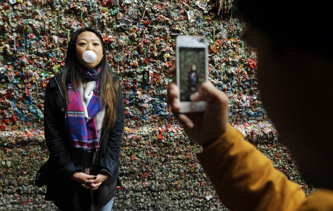 Retiran un millón chicles de un famoso muro en Seattle