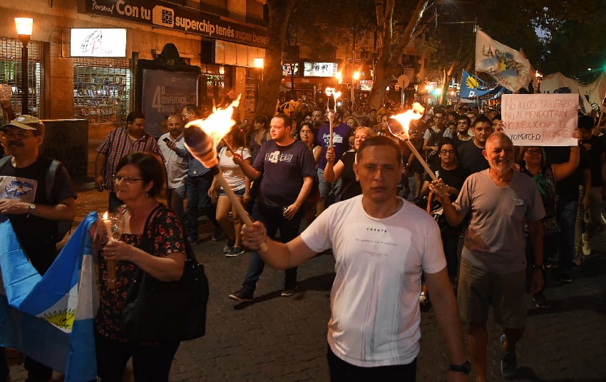 
La marcha recorrió las principales arterias del Centro hasta la Casa de Gobierno.  | Marcelo Rolland / Los Andes
   