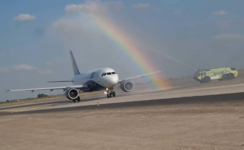 Mendoza recibió con un arco de agua al primer vuelo de bajo costo de Sky 