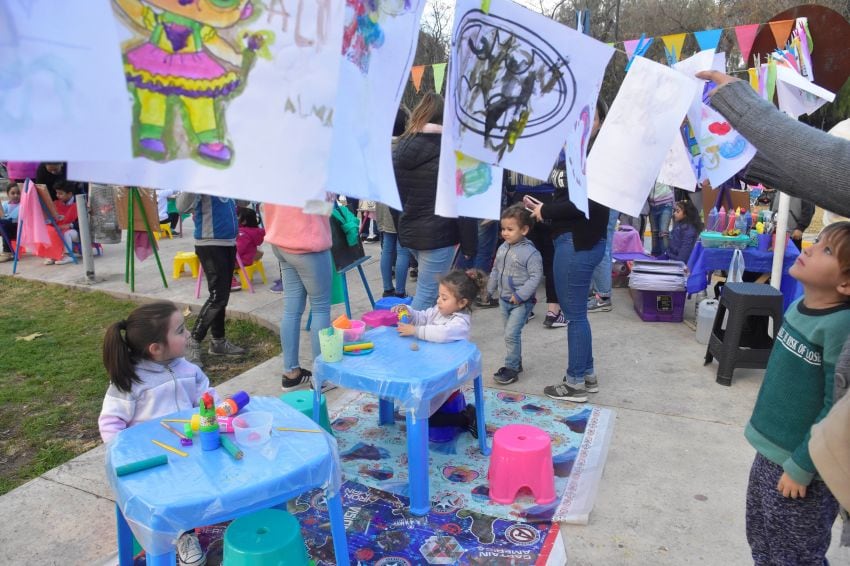 
Un taller de dibujo y pintura para divertirse en plena tarde mendocina. | Diego Parés / Los Andes
   