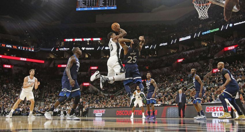 
    DeMar DeRozan, la gran figura en el debut con victoria de los Spurs.
   