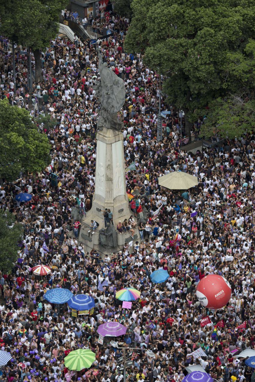 
Miles de mujeres con la consigna “Él no”, en la plaza Cinelandia de Río de Janeiro. | AP
   