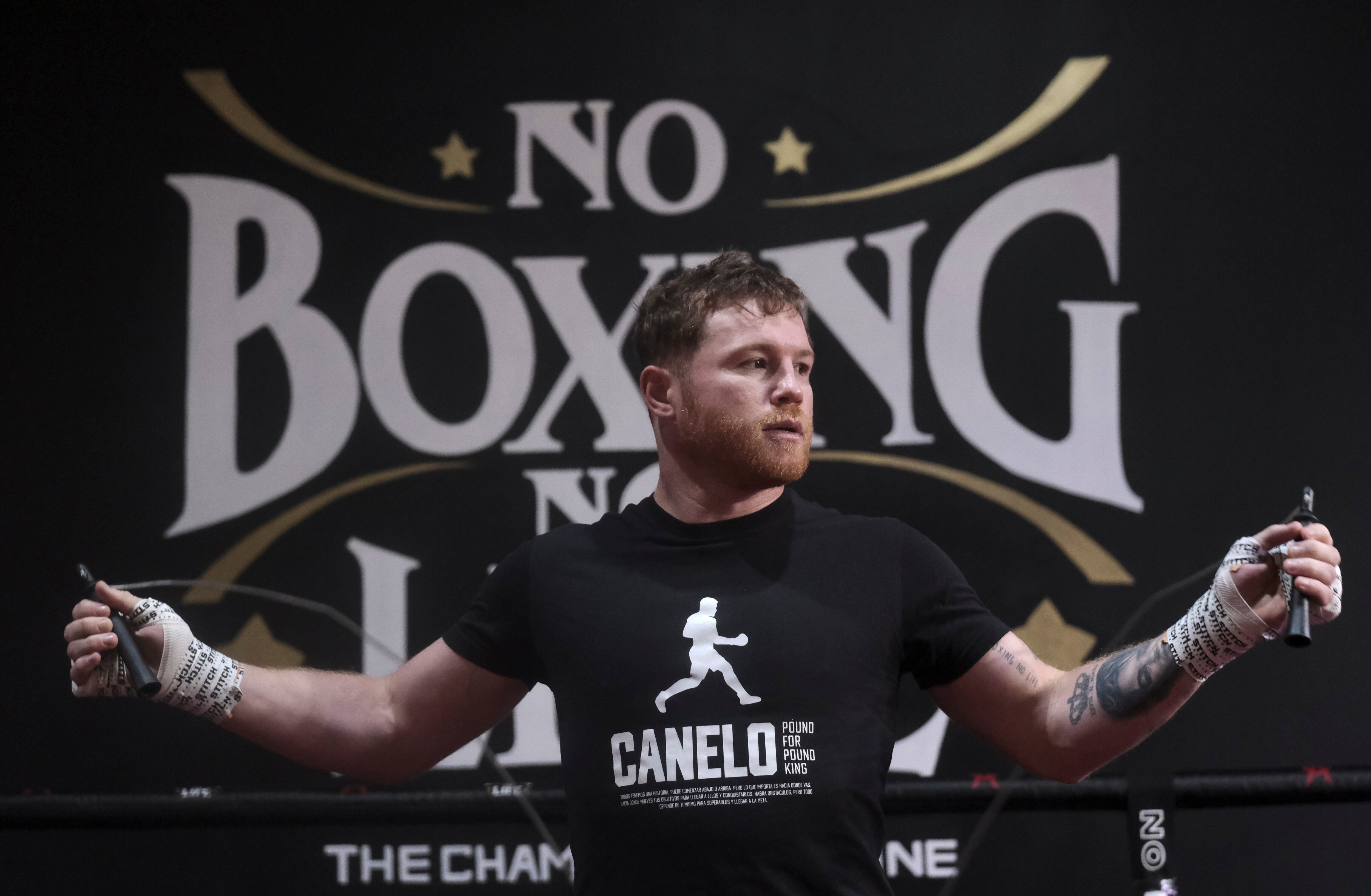 Saul "Canelo" Álvarez saltando soga durante un entrenamiento en un gimnasio de Guadalajara, México, el lunes 17 de abril de 2023. (AP Foto/Refugio Ruiz)