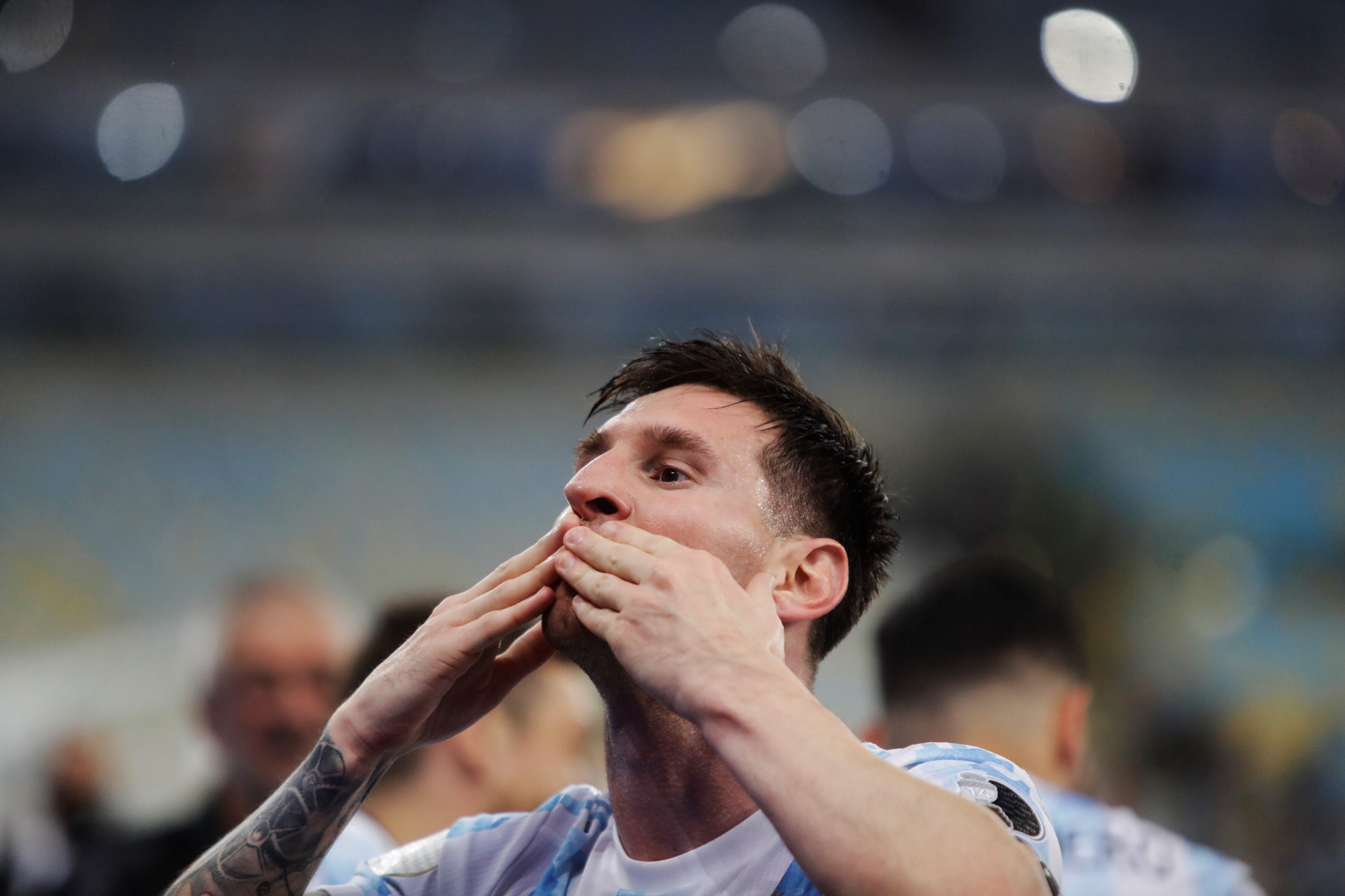 El saludo de Messi a los hinchas (AP)