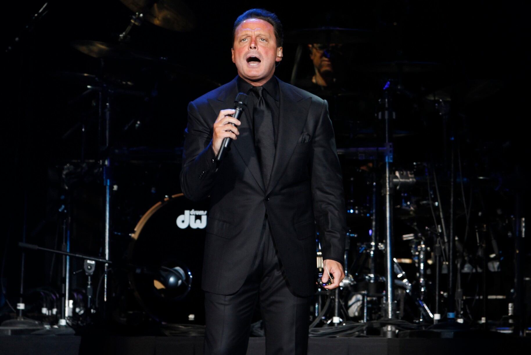 Luis Miguel, con los audífonos bien puestos. (AP)