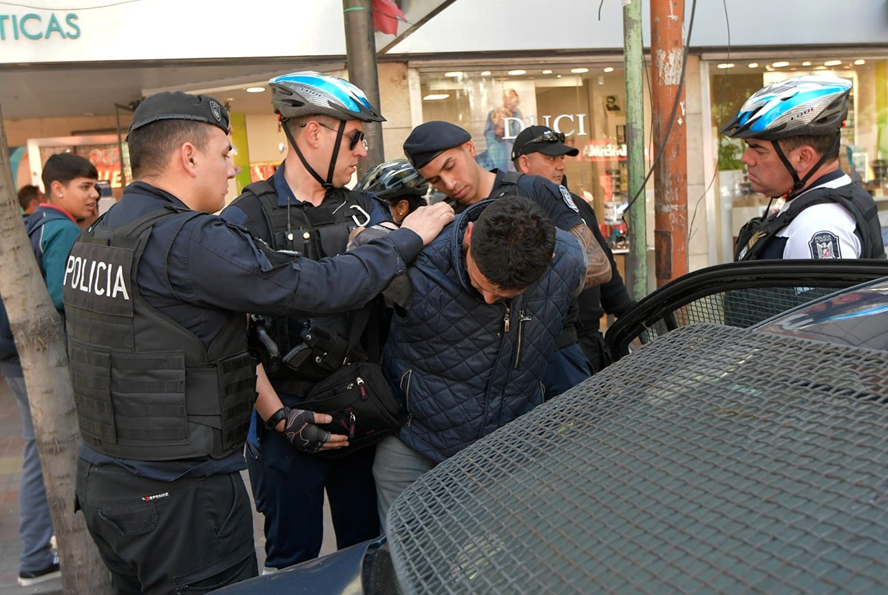 Un ladrón de unos 40 años le arrebató el celular a un anciano en las inmediaciones de la plaza Independencia. Orlando Pelichotti / Los Andes