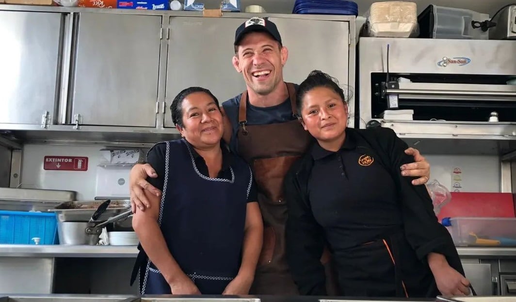 Agustín Peppi junto a las cocineras de History Channel.