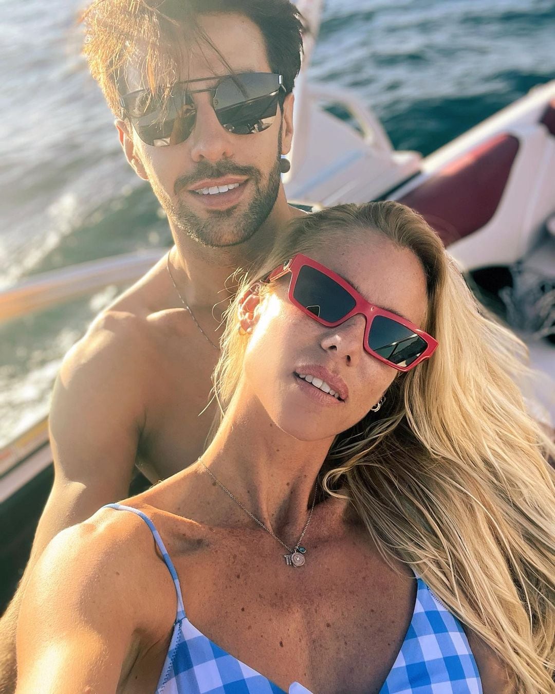 Nicole Neumann viajó en avión privado con su novio, Manu Urcera.