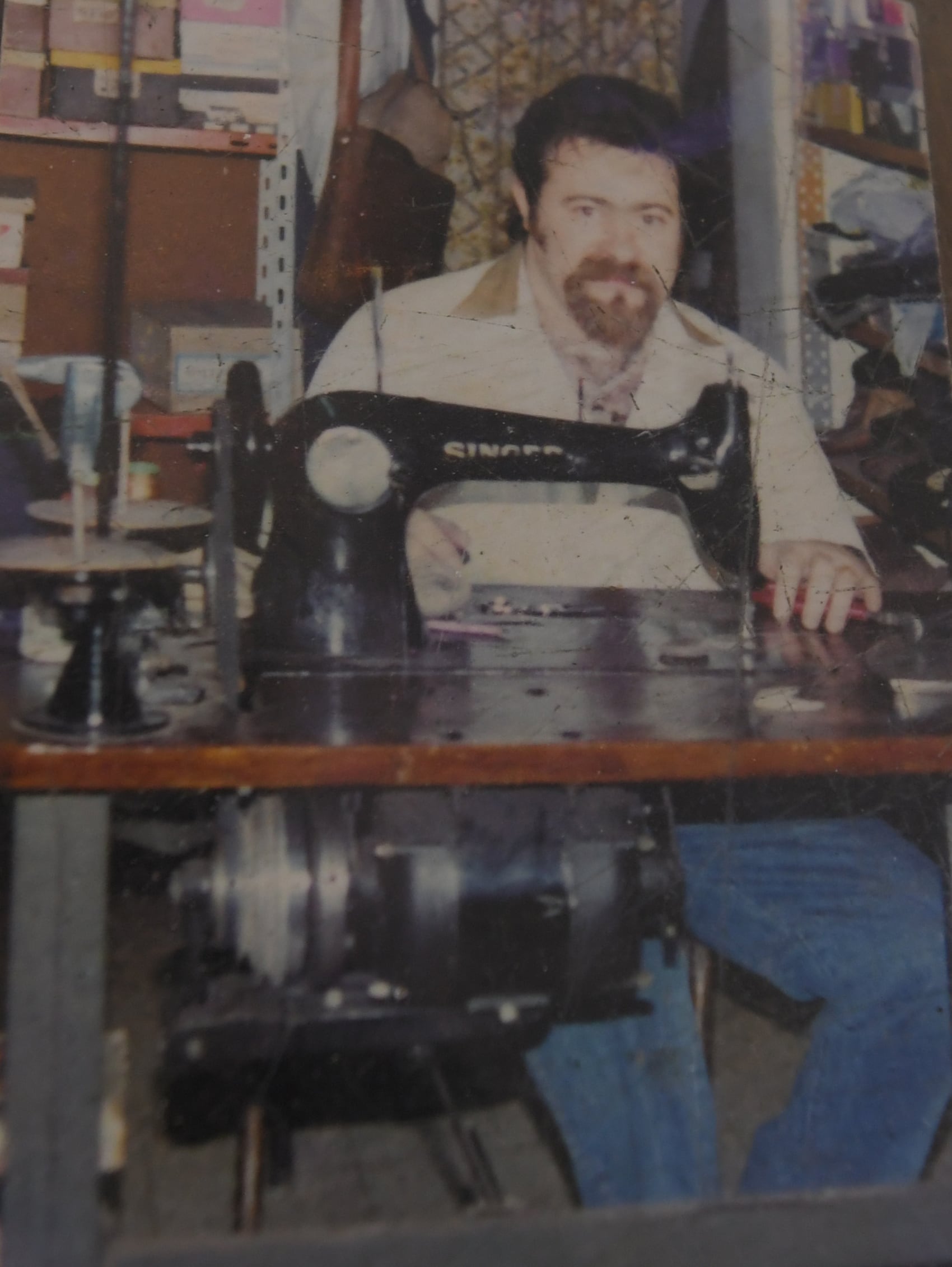 Foto de los años '90 de Carlos Egea trabajando con una Singer 3115 de más de 80 años. Carlos Egea de 74 años sigue trabajando en su zapatería de calle España. La zapatería se llama "Plazoleta" porque el primer local estaba ubicado frente a la plazoleta Carlos Pellegrini. Foto: Marcelo Rolland / Los Andes