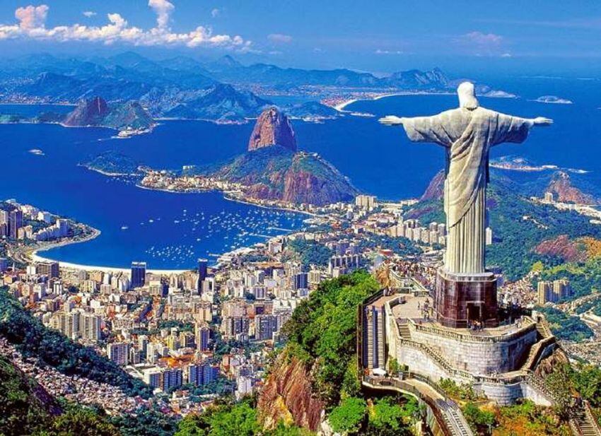 
    El Cristo Redentor, en el cerro del Corcovado de Río de Janeiro.
   