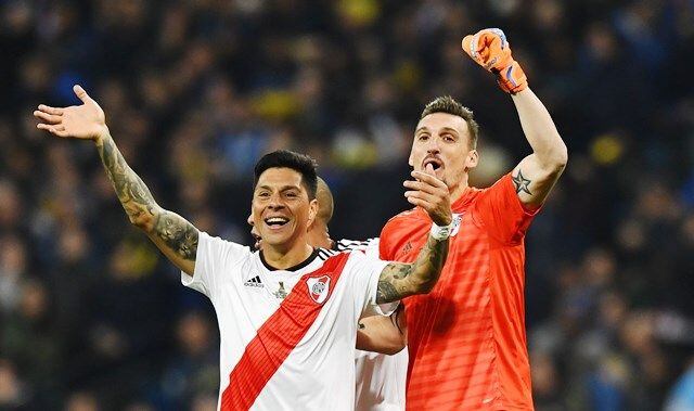 
    Enzo Pérez y Franco Armani, arrancan los festejos de River Plate.
   