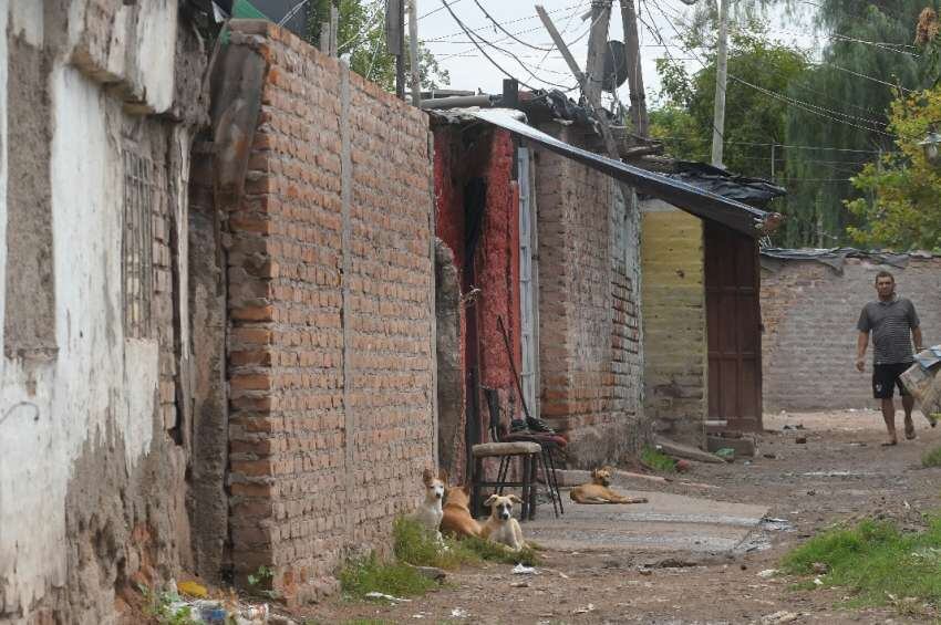 
Un estrecho pasillo en el barrio Olivares, de Ciudad. | Orlando Pelichotti / Los Andes
   