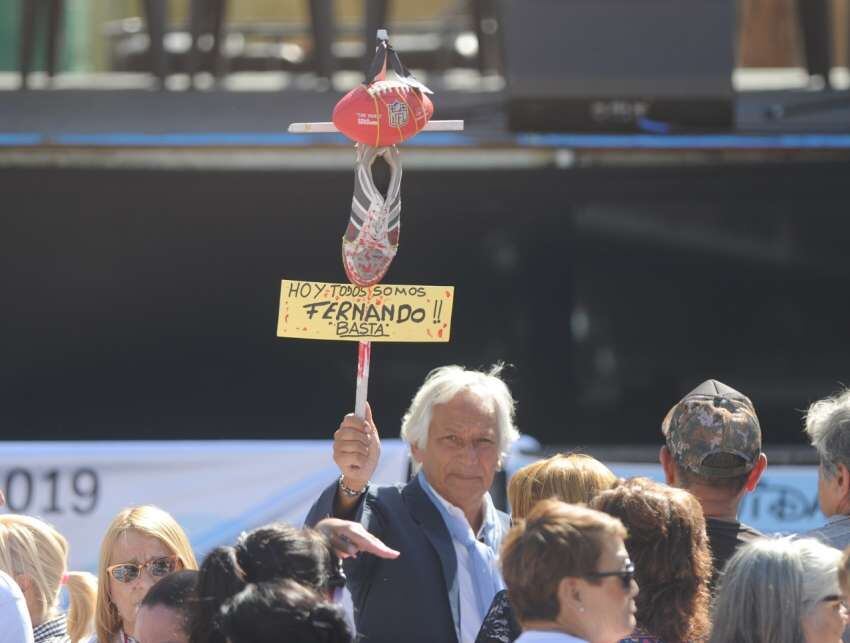 
    Manifestantes llevaron diferentes carteles y ornamentaciones de protesta. - Gentileza / Clarín
   