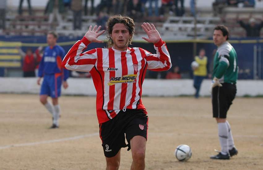 
    Abálsamo grita su gol. Fue en 2005, ante la CAI, con la camiseta de San Martín. / Los Andes
   