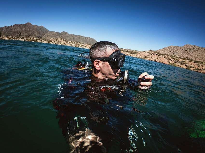 
En la montaña. La práctica del buceo en Potrerillos permite, además de la aventura acuática, el disfrute de hermosos paisajes. | Ignacio Blanco / Los Andes
   