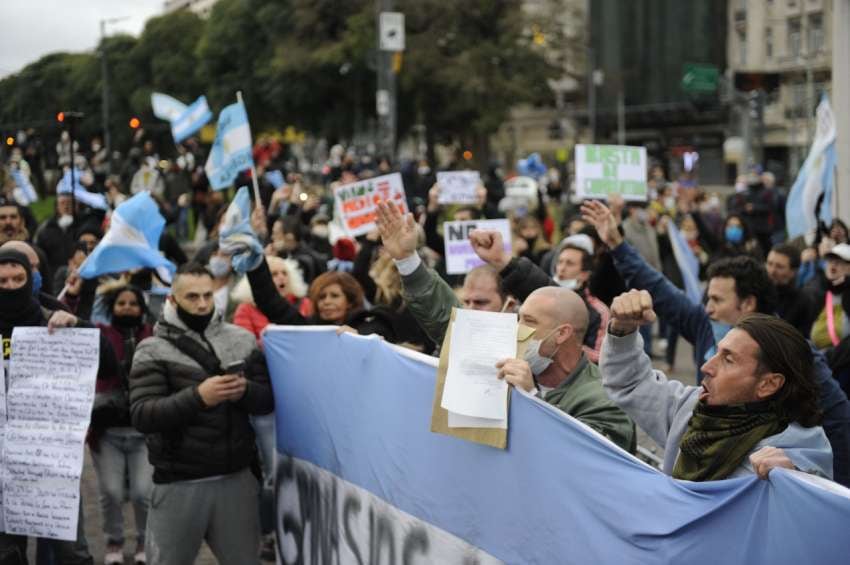 
    Decenas de personas alzaron su voz contra el aislamiento social, preventivo y obligatorio. - Gentileza / Clarín
   