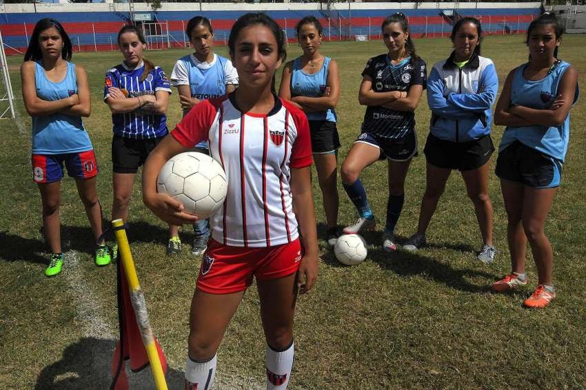 
Orlando Pelichotti / 18 de marzo | Las representantes de Mendoza del fútbol femenino que en este año fue declarado como profesional por la Asociación del Fútbol Argentino.
   