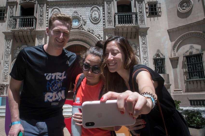 
De Escocia, Canadá y Grecia, tres turistas que se hicieron amigos en el tour. | Orlando Pelichotti / Los Andes
   