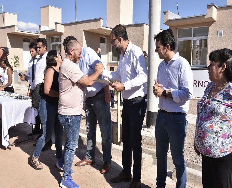 
Las autoridades durante al entrega.  | Prensa Godoy Cruz
   