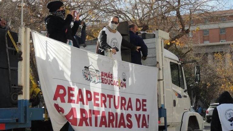 El SUTE denuncia falencias de infraestructura, cierre de aulas y negación del Gobierno para abrir paritarias.