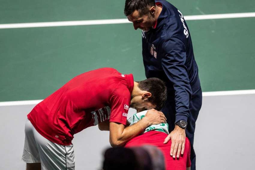 
    'Nole' consuela a su compañero Viktor Troicki, tras la derrota/AP
   