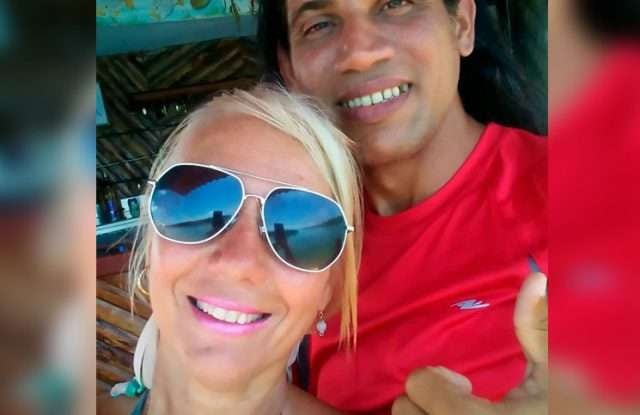 
    La pareja se conoció cuando la mujer viajó de vacaciones a Cuba. Se enamoraron y ella decidió irse a vivir a la isla con él. - Gentileza
   