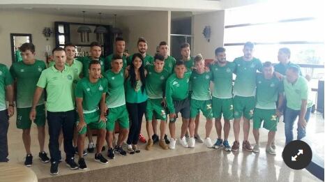 
    Ximena, junto al plantel de Chapecoense, luego del accidente.
   