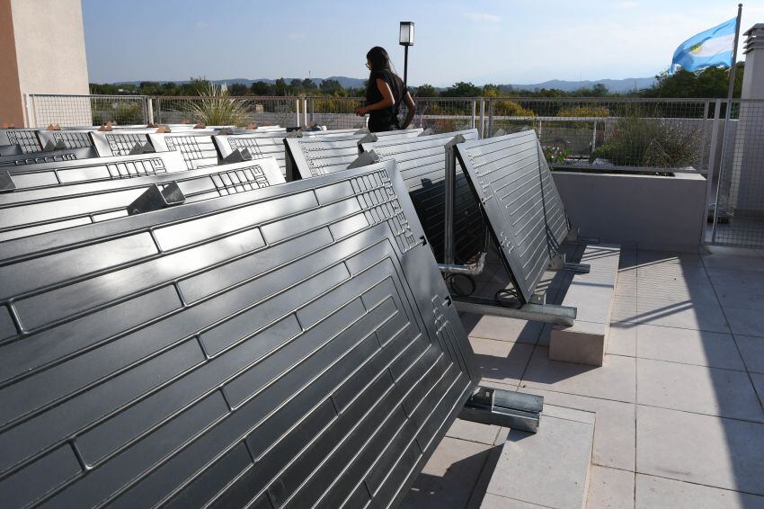 
El edificio sustentable ubicado en calle Beltran de Godoy Cruz posee paneles solares. | José Gutierrez / Los Andes
   