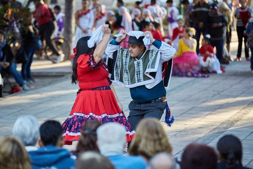 
    Una pareja del ballet Brisas de Chile mostró la danza del país trasandino.
   