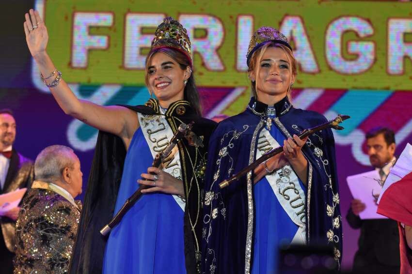 
Coronación. María Guadalupe, reina y Yanil Irina, virreina, saludan al público en el predio de Feriagro. | Mariana Villa / Los Andes
   