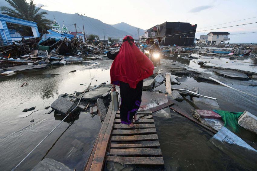 
    Una mujer camina por un área devastada en Palu, Sulawesi Foto AFP
   