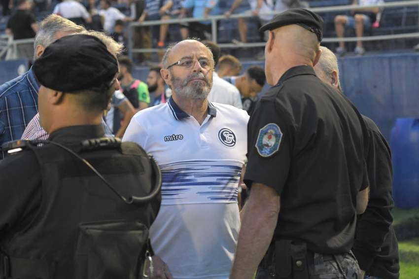 
Sin garantías. Berrios dialoga con el jefe del operativo en el campo de juego minutos antes de que se suspendiera todo.  | Orlando Pelichotti / Los Andes
   