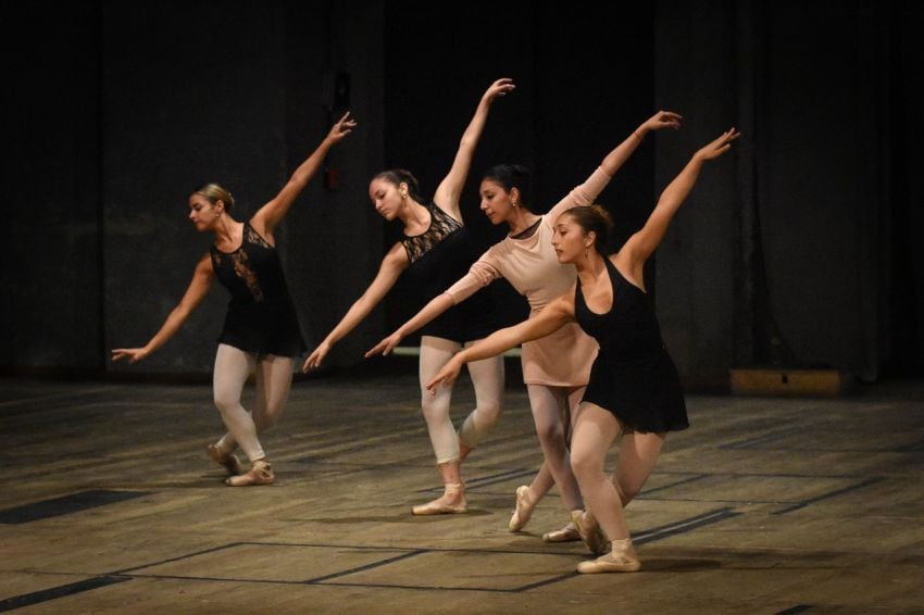 
    El Cascanueces . El ballet reunirá a 42 bailarines en escena mañana, con una gran pantalla LED de fondo.
   