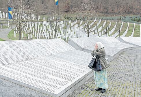 
    Una madre bosnia musulmana llora a su hijo asesinado. - AP
   