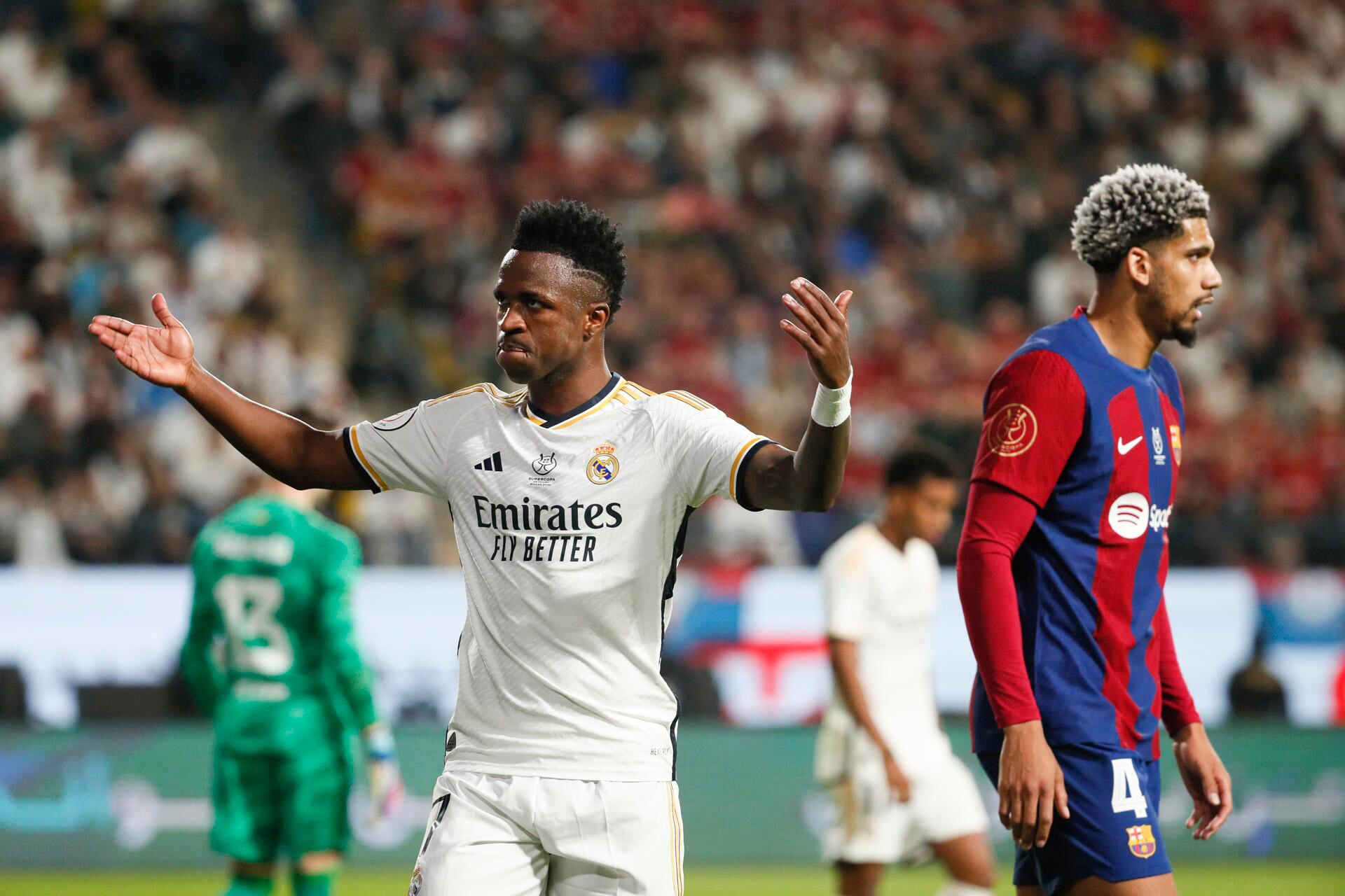 El delantero del Real Madrid Vinicius Junior (i), durante la final de la Supercopa de España que Real Madrid y FC Barcelona disputan este domingo en el estadio Al Awwal Park de Riad, en Arabia Saudí. EFE/Juan Carlos Cárdenas