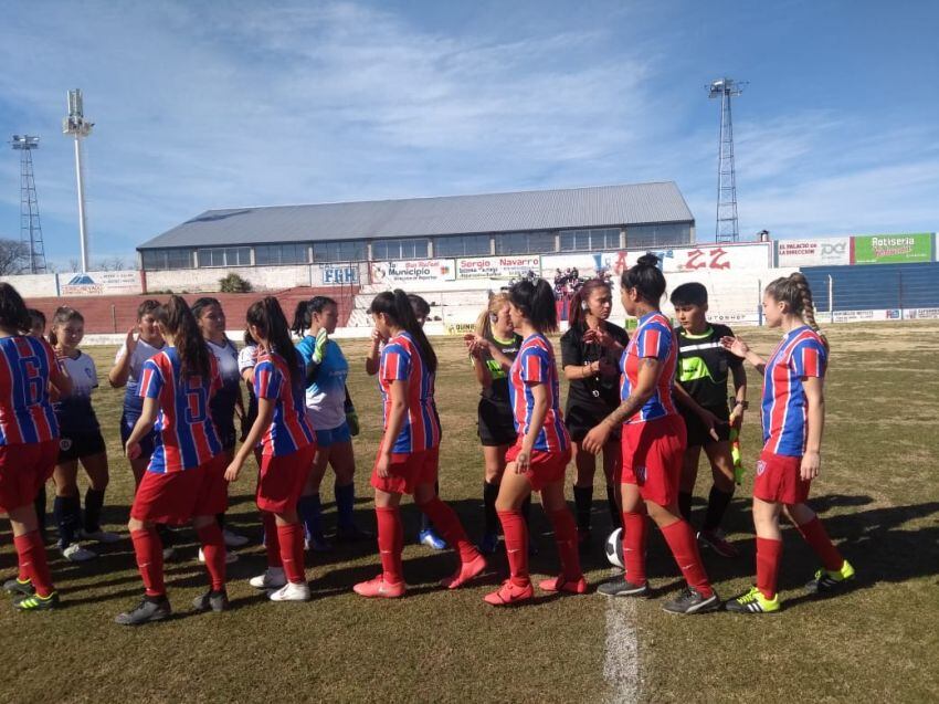 
Saludo incial. Las chicas están felices de tener su torneo | Gentileza
   