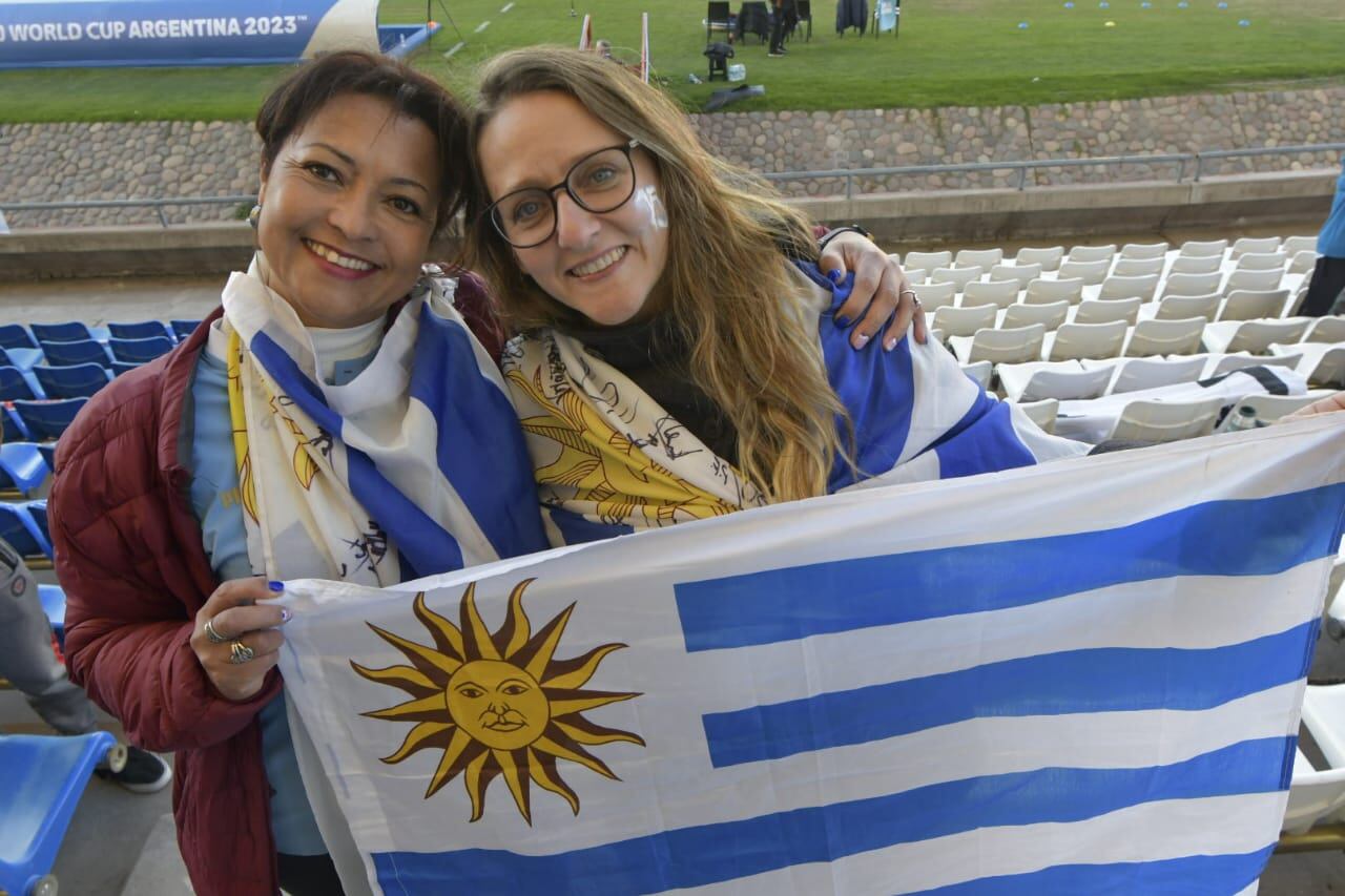 Ómnibus, ferri y avión en 15 horas: la odisea de la familia de un jugador uruguayo Sub 20 para llegar a Mendoza. Foto: Orlando Pelichotti / Los Andes.