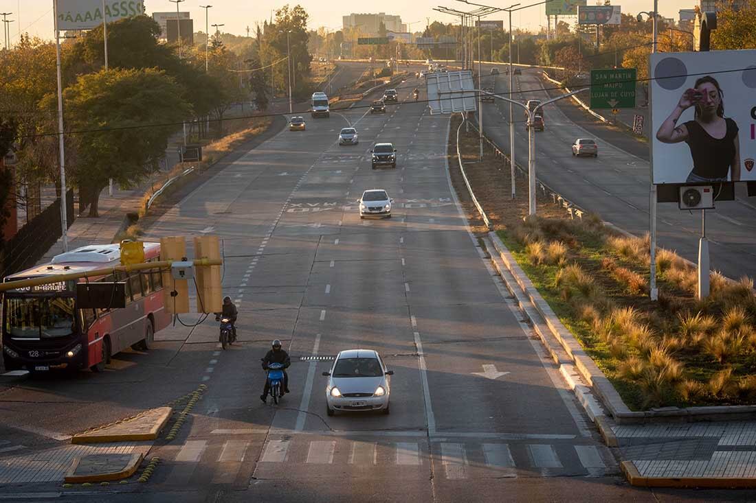 Vista del ingreso a la ciudad de Mendoza en el primer día de fase 1.