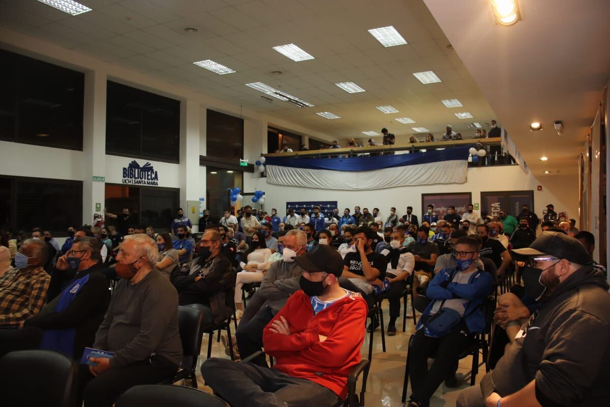 El auditorio de la Universidad Champagnat estuvo repleto en la presentación de la lista de Renovación Bodeguera. / Gentileza.