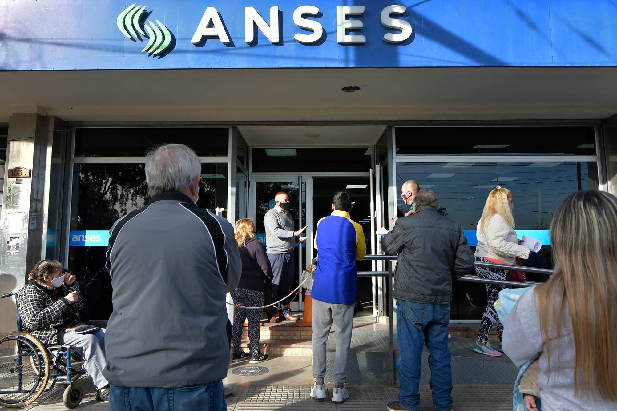 No es necesario hacer trámites en Anses para cobrar la Tarjeta Alimentar. Foto: Orlando Pelichotti / Los Andes 
 