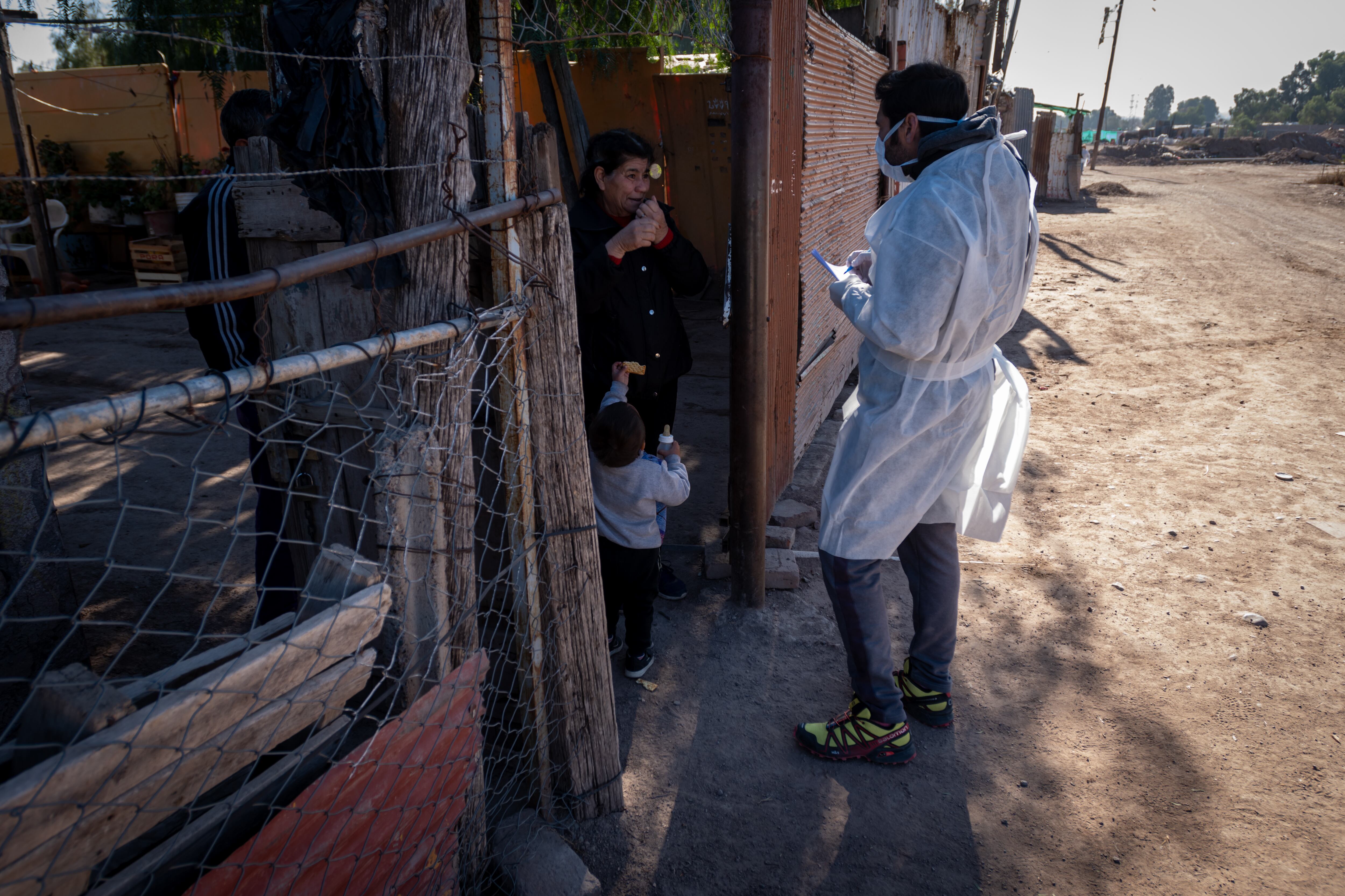 Por el aumento de casos positivos, son cada vez más intensos los operativos sanitarios en los barrios del Gran Mendoza.