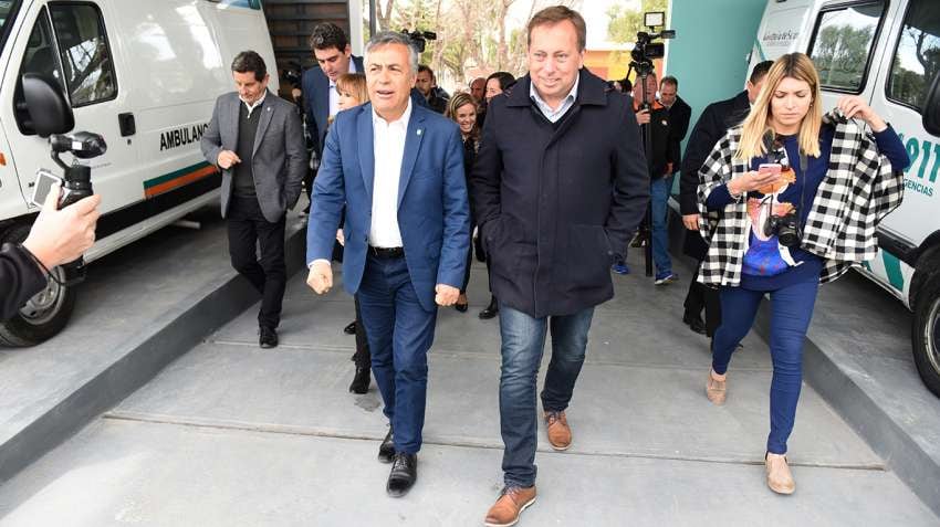 
El gobernador Alfredo Cornejo recorrió el nuevo centro de Salud junto al intendente de Tunuyán, Martín Aveiro | Gobierno de Mendoza
   