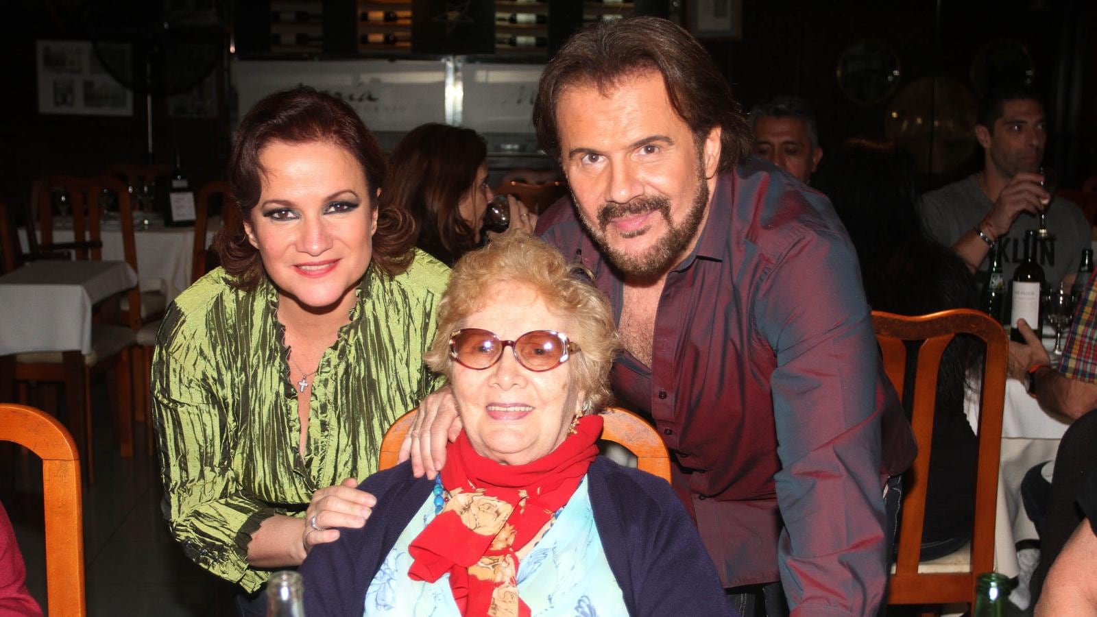 Lucía y Joaquín junto a su madre.