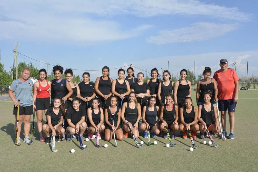 
    El plantel de jugadoras del Deportivo Maipú. / / Patricio Caneo (Los Andes).
   