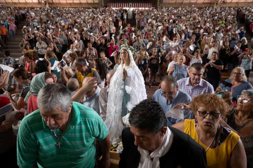 
Multitud. El enorme templo de El Challao estuvo colmado por fieles en todas las misas del día, especialmente en la de los enfermos | Ignacio Blanco / Los Andes
   